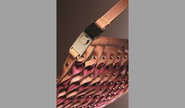 Barber Osgerby×Louis Vuitton｜ランタンのモダン版「Bell Lamp