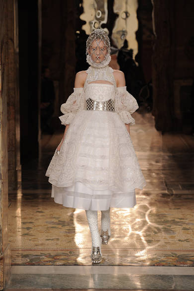 <strong>Alexander McQueen｜アレキサンダー・マックイーン</strong>　<a href="/article/16845" class="link12lh15blue">2013年秋冬コレクション</a> 
