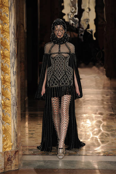 <strong>Alexander McQueen｜アレキサンダー・マックイーン</strong>　<a href="/article/16845" class="link12lh15blue">2013年秋冬コレクション</a> 
