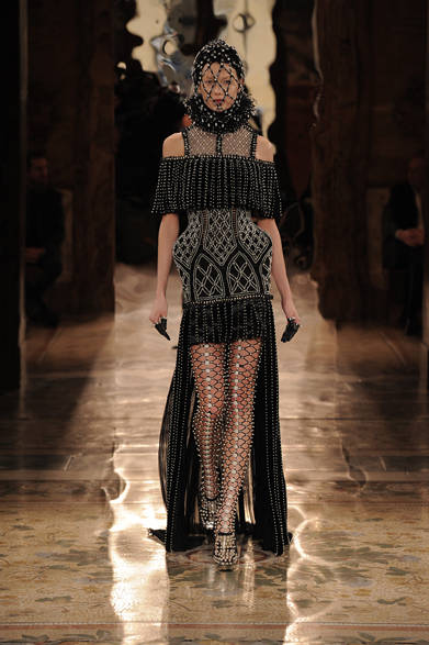 <strong>Alexander McQueen｜アレキサンダー・マックイーン</strong>　<a href="/article/16845" class="link12lh15blue">2013年秋冬コレクション</a> 
