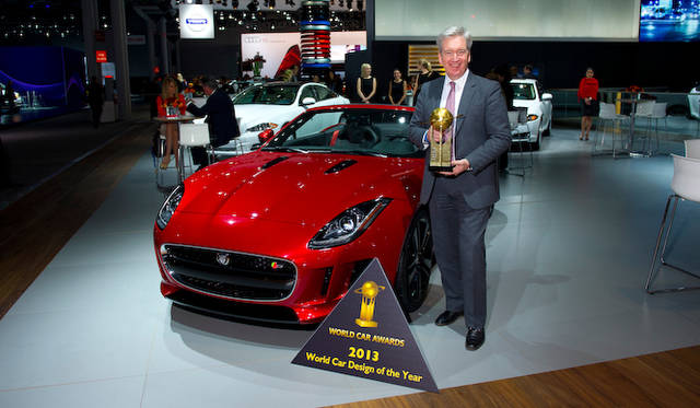 エイドリアン・ホールマーク氏とともに