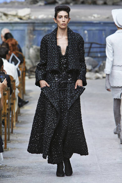 chanel_18 <strong><a href="" class="link12lh15blue">CHANEL|シャネル</a></strong> <a href="/article/18541" class="link12lh15blue">2013年秋冬オートクチュールコレクション</a> ©CHANEL