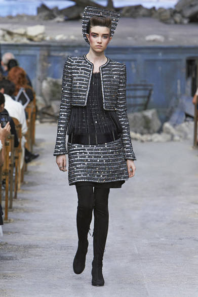 chanel_26 <strong><a href="" class="link12lh15blue">CHANEL|シャネル</a></strong> <a href="/article/18541" class="link12lh15blue">2013年秋冬オートクチュールコレクション</a> ©CHANEL