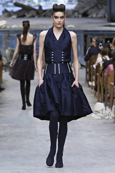 chanel_38 <strong><a href="" class="link12lh15blue">CHANEL|シャネル</a></strong> <a href="/article/18541" class="link12lh15blue">2013年秋冬オートクチュールコレクション</a> ©CHANEL