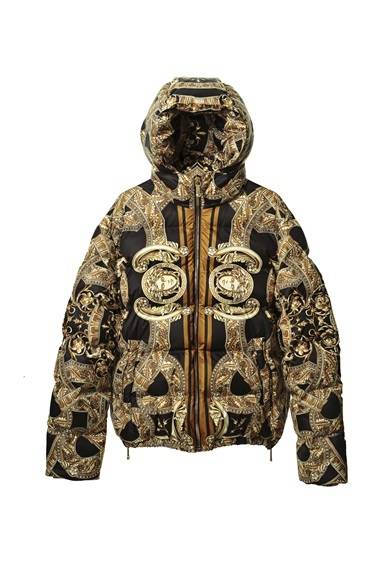<strong>VERSACE｜ブランド設立35周年、アイコニックな限定アイテムが多数登場</strong><br /><br />

アイコニックなチェーンとメデューサモチーフのダウンジャケット。<br /><br />

Chain Medusa Down Jacket<br />
GOLD<br />
21万7350円
