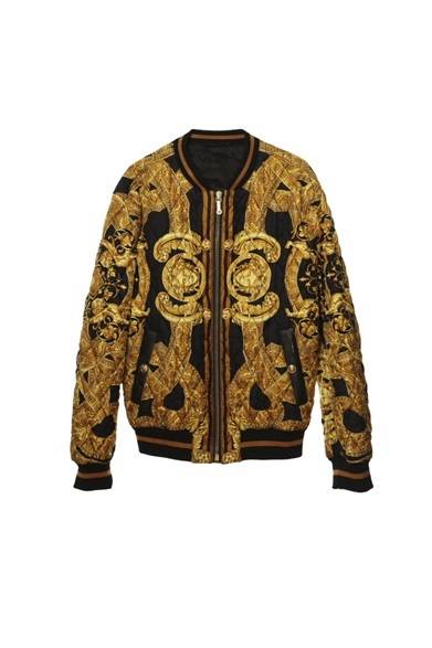 <strong>VERSACE｜ブランド設立35周年、アイコニックな限定アイテムが多数登場</strong><br /><br />

アイコニックなメデューサとチェーンモチーフのシルク100%のパネルスカーフを5枚使用したジップのキルティングジャケット。<br /><br />

Chain Medusa Silk Bomber Jacket<br />
GOLD<br />
26万8800円