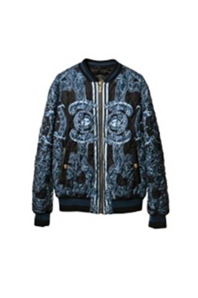 <strong>VERSACE｜ブランド設立35周年、アイコニックな限定アイテムが多数登場</strong><br /><br />

アイコニックなメデューサとチェーンモチーフのシルク100%のパネルスカーフを5枚使用したジップのキルティングジャケット。<br /><br />

Chain Medusa Silk Bomber Jacket<br />
BLUE<br />
26万8800円
