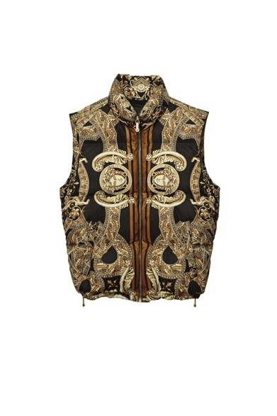 <strong>VERSACE｜ブランド設立35周年、アイコニックな限定アイテムが多数登場</strong><br /><br />

グースダウンを使用したメデューサとチェーンモチーフのダウンベスト。阪急限定<br /><br />

Chain Medusa Down Vest<br />
18万4800円
