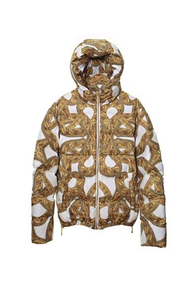 <strong>VERSACE｜ブランド設立35周年、アイコニックな限定アイテムが多数登場</strong><br /><br />

グースダウンを使用したチェーンモチーフの
ダウンジャケット。<br /><br />

Chain Down Jacket<br />
21万7350円