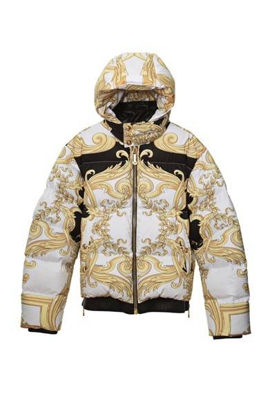 <strong>VERSACE｜ブランド設立35周年、アイコニックな限定アイテムが多数登場</strong><br /><br />

2013年秋冬コレクションのダウンジャケット。あえてパンプアップ
したシルエットとスーパーサイズにブローアップしたナロックパターンにレザーのディテールが特徴的。<br /><br />

Big Barocco Sport Jacket<br />
30万2400円