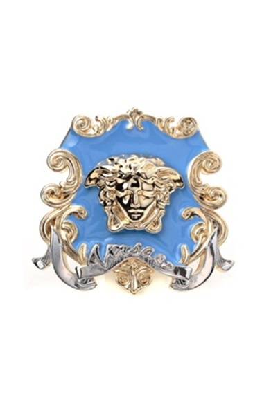<strong>VERSACE｜ブランド設立35周年、アイコニックな限定アイテムが多数登場</strong><br /><br />

Medusa metal pin<br />
GOLD X SKYBLUE<br />
3万450円