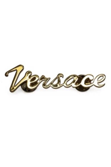 <strong>VERSACE｜ブランド設立35周年、アイコニックな限定アイテムが多数登場</strong><br /><br />

Metal pin “Versace”GOLD<br />
2万4150円