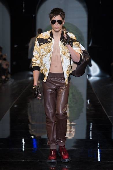 <strong>VERSACE｜ブランド設立35周年、アイコニックな限定アイテムが多数登場</strong><br /><br />

2013年秋冬コレクションのルック<br /><br />

<a href="/gallery/321275"><strong><div align="right">コレクションの全ルックはこちらへ！</div></strong></a>