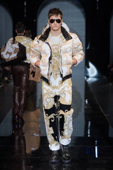 <strong>VERSACE｜ブランド設立35周年、アイコニックな限定アイテムが多数登場</strong><br /><br />

2013年秋冬コレクションのルック<br /><br />

<a href="/gallery/321275"><strong><div align="right">コレクションの全ルックはこちらへ！</div></strong></a>