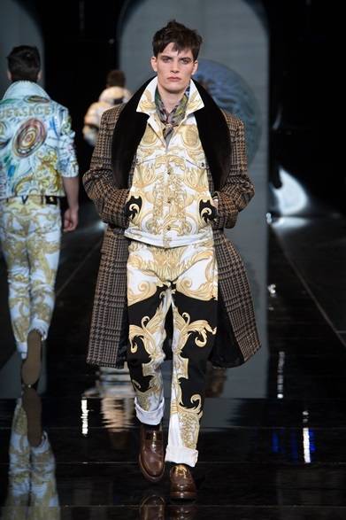 <strong>VERSACE｜ブランド設立35周年、アイコニックな限定アイテムが多数登場</strong><br /><br />

2013年秋冬コレクションのルック<br /><br />

<a href="/gallery/321275"><strong><div align="right">コレクションの全ルックはこちらへ！</div></strong></a>