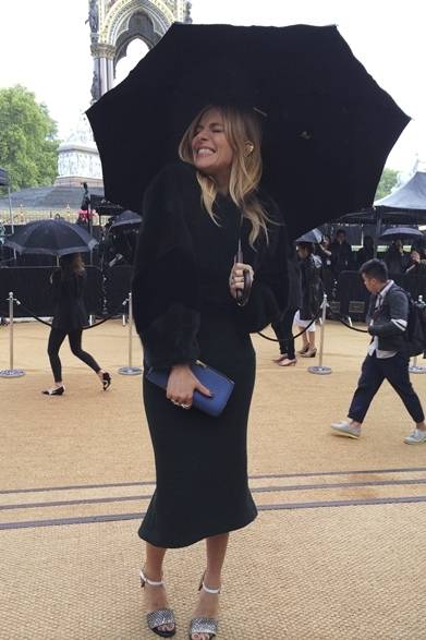 22 <strong>2014年春夏コレクション会場スナップ</strong> Sienna Miller|シエナ・ミラー (<a href="/gallery/321371">バーバリーの会場にて</a>・ロンドン)