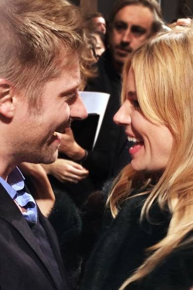 05 <strong>2014年春夏コレクション会場スナップ</strong> (左から) Christopher Bailey&Sienna Miller|シエナ・ミラー&クリストファー・ベイリー (<a href="/gallery/321371">バーバリーの会場にて</a>・ロンドン)