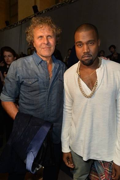 MNT_8273 <strong>2014年春夏コレクション会場スナップ</strong> (左より)Renzo Rosso & Kanye West|レンツォ・ロッソ&カニエ・ウェスト (ディーゼル ブラック ゴールドのランウェイ―にて・ニューヨーク)