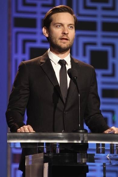 132 <strong>Tobey Maguire|トビー・マグワイア</strong><br /><br />
ロサンザルスで開催された第24回グラード・メディア・アワードで俳優のトビー・マグワイアがサンローランのスーツで登場。シャープなシルエットがとてもハンサム!<br /><br />
Courtesy of Saint Laurent