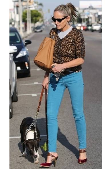 129 <strong>Sharon Stone|シャロン・ストーン</strong><br /><br />
街角でキャッチ女優のシャロン・ストーン!ヒョウ柄のカーディガンに水色のスキニーに合わせ、足元に赤を加えた上級者コーディネイトを披露した。<br /><br />