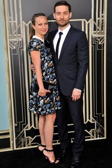 126 <strong>Tobey Maguire & Jennifer Meyer Maguire|トビー・マグワイア&ジェニファー・メイヤー</strong><br /><br />
映画『華麗なるギャツビー』のワールド・プレミアで、トビー・マグワイアとジェニファー・メイヤー夫妻をキャッチ。2人ともサンローランで全身をコーディネイト。花柄のワンピースを着こなしたジェニファーが、トビーのシンプル スーツスタイルに華やかさを添える。<br /><br />
Courtesy of Saint Laurent