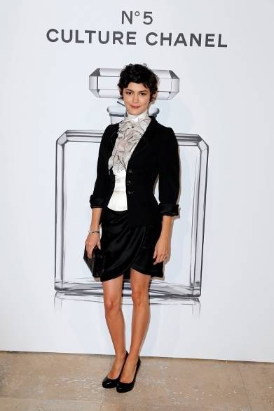 123 <strong>Audrey Tautou|オドレイ・トトゥ</strong><br /><br />
香水「シャネル N°5」のイメージキャラクターを務めた女優のオドレイ・トトゥを<a href="/article/17494" class="link12lh15blue">「N°5 CULTURE CHANEL」展</a>オープニングレセプションにてキャッチ。フェザーがあしらわれたフリル付きブラウスを主役にしたブラック&ホワイトのコーディネイトは、すべてシャネル2008年春夏オートクチュールコレクションより。チェーンブレスレットのように手もとを飾るのは、シャネルの<a href="/article/16926" class="link12lh15blue">新作時計「プルミエール」</a>。シックなスタイルにさりげなく輝きをプラスする。