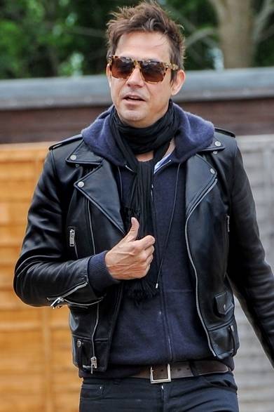 119 <strong>Jamie Hince| ジェイミー・ヒンス
</strong><br /><br />
ケイト・モスの夫、ジェイミー・ヒンスはネイビーのパーカーに、サンローランのライダースジャケットとブラックデニムとスタイリング。スカーフやサングラスなどの小物づかいで都会的なカジュアルスタイルを完成させた。<br /><br />
Courtesy of Saint Laurent