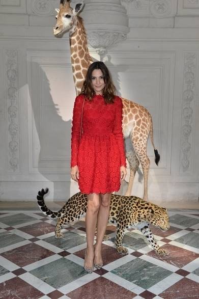 105 <strong>Astrid Munoz|アストリッド・ムニョス</strong><br /><br />
モデルのアストリッド・ムニョスはヴァレンティノのレースドレスでショーに参加。真っ赤なバラのドレスが彼女の華やかさと美しさをより際立つ。