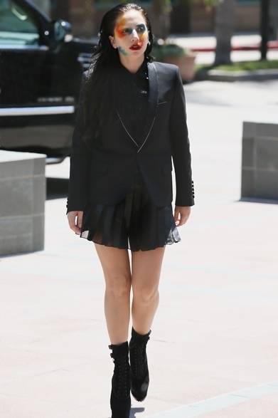 95 <strong>Lady Gaga|レディ・ガガ
</strong><br /><br />
活動を再開したレディ・ガガ。テーラードジャケットにシャツにプリーツミニスカートを合わせたゴシックスタイルは、すべてサンローラン。オールブラックのコーディネイトに、ニュー・シングル『アプローズ(Applause)』のカバーと同じカラフルなフェスペイントで大胆なアクセントをプラスする。<br /><br />
Courtesy of SAINT LAURENT