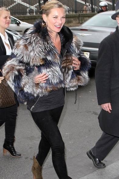 58 <strong>KATE MOSS|ケイト・モス</strong><br /><br />
ケイト・モスが愛用しているフェンディのヴィンデージ ファージャケットを着用し、パリのファッションウィークに現れた。ボリュームのあるマルチカラーのフォックスファーが美しい一着。