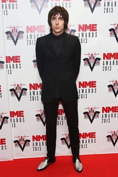 57 <strong>MILES KANE|マイルズ・ケイン
</strong><br /><br />
「NMEアワード」に登場したロック アーティストのマイルズ・ケインはすべてサンローランのアイテムをコーディネイト!<br /><br />
Photo Courtesy of Saint Laurent