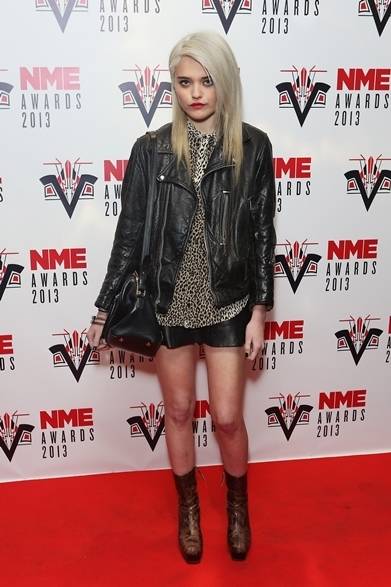 56 <strong>SKY FERREIRA|スカイ・フェレーラ</strong><br /><br />
イギリスで開催された音楽賞「NMEアワード」で歌手のスカイ・フェレーラは「ベイビーキャット」のシャツ、バングル、「DUFFLE 12」など、多数サンローランのアイテムを着用して登場。<br /><br />
Photo Courtesy of Saint Laurent