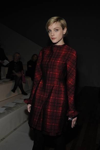 53 <strong>JESSICA STAM|ジェシカ・スタム</strong><br /><br />
ヴァレンティノのショー会場でキャッチした女優ジェシカ・スタムは、ヴァレンティノの赤チェックのワンピースを着用。ショートカットの彼女がより可愛いらしくみえる。