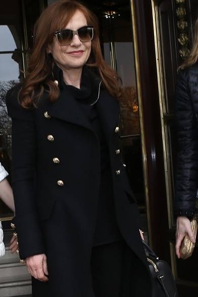 51 <strong>ISABEL HUPPERT|イザベル・ユペール</strong><br /><br />
パリのファッションウィークに登場したフランス女優のイザベル・ユペールが選んだのはフェンディのサングラス「ペカン」。シンプルなコーディネイトのアクセントに効いている。