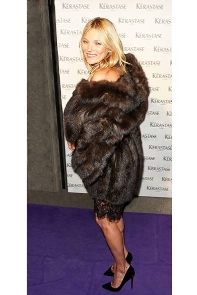 47 <strong>KATE MOSS|ケイト・モス</strong><br /><br />
ボリュームのあるロシアンセーブルファーが美しい、フェンディのファーコートをセクシーに着こなしたケイト・モス。