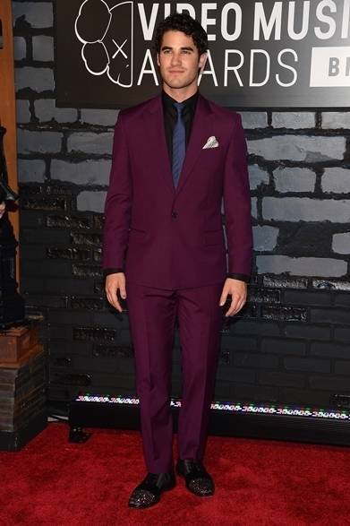 47 <strong>Darren Criss|ダレン・クリス</strong><br /><br />
俳優のダレン・クリスはヴェルサーチのスーツで「2013 MTV Video Music Awards」に現れた。パープルのスーツに、ネイビーのネックタイと黒シャツを合わせ、洗練されたスタイリングが完成。ライトピンクのポケットチーフのアクセントがスマートである。