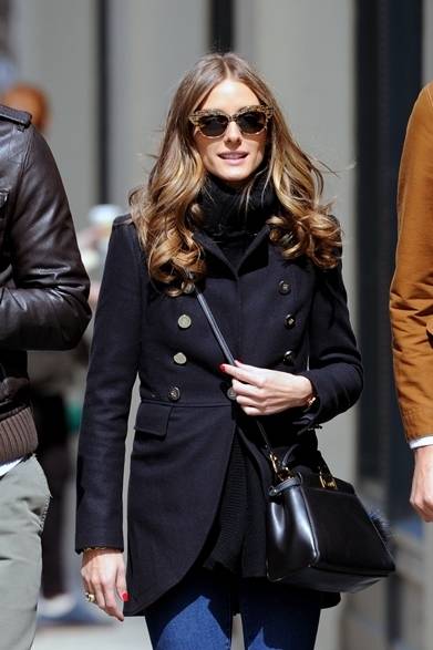 44 <strong>Olivia Palermo|オリヴィア・パレルモ</strong><br /><br />
ニューヨークの街角でキャッチしたオリヴィア・パレルモ。シンプルなコートスタイルに、フェンディの「PEEK A BOO(ピーカブー)」バッグを合わせて。華奢な小物がエレガンスを引き立る。