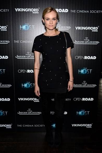 42 <strong>Diane Kruger|ダイアン・クルーガー</strong><br /><br />
映画「The Host(ザ・ホスト)」のスクリーニングにダイアン・クルーガーが登場。ブラックのミニスカートにパールがあしらわれたシャネルのブラックドレスを合わせ、カジュアルさと華やかさを併せ持つナイス スタイリングを披露!<br /><br />
© CHANEL