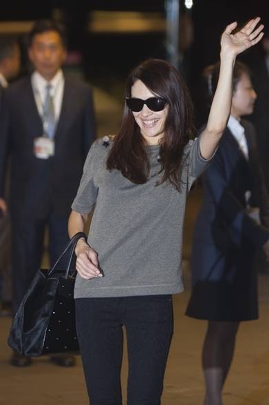 40 <strong>Olga Kurylenko|オルガ・キュリレンコ</strong><br /><br />
台北市にておこなわれた映画『Oblivion(オブリビオン)』のプロモーションツアーに、女優のオルガ・キュリレンコが登場。彼女のエレガンスを引き出すシンプルなモノトーンのコーディネイトは、すべてフェンディ。