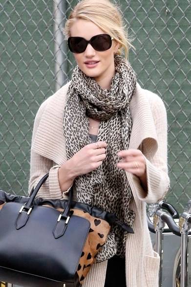 37 <strong>Rosie Huntington・Whiteley|ロージー・ハンティントン・ホワイトリー</strong><br /><br />
スーパーモデルのロージー・ハンティントン・ホワイトリーは、サンローランの「ベイビーキャット」ストールを愛用。<br /><br />
Photo Courtesy of Saint Laurent