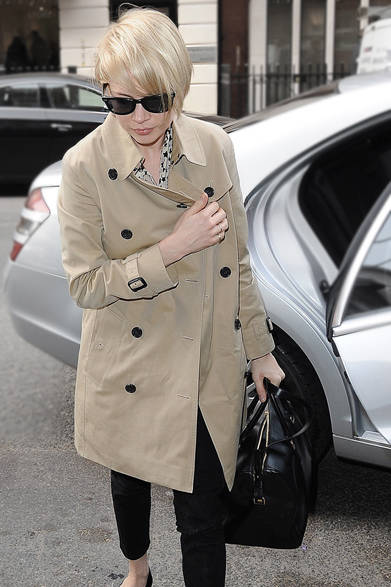 34 <strong>Michelle Williams|ミシェル・ウィリアムズ</strong><br /><br />
ショートのブロンドヘアが印象的な女優のミシェル・ウィリアムズ。定番のトレ ンチコートに、ブラックを効かせたクールなスタイリングに合わせたのは、サン ローランの新作アイコンバッグ「DUFFLE12」(24万6750円)。足もとはフラット シューズで抜け感を演出。こなれた着こなしは今すぐ真似したい!<br /><br />
Courtesy of Saint Laurent