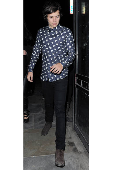 33 <strong>Harry Styles|ハリー・スタイルズ</strong><br /><br />
イギリスの大人気グループ「One Direction」のメンバー、ハリー・スタイルズ。ハートのプリントがキュートなシャツはバーバリー プローサムのもの。恋のうわさで世間を賑わす彼にぴったり!?