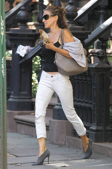 31 <strong>Sarah Jessica Parker|
サラ・ジェシカ・パーカー</strong><br /><br />
ドラマ「セックス・アンド・ザ・シティ」の“キャリー・ブラッドショー”よろしく、ニューヨークの街を颯爽と歩くサラ・ジェシカ・パーカーの姿をキャッチ。モノトーンでまとめたシンプルなコーディネイトはグレーの差し色がポイントに。バッグはバーバリー プローサムのアイコンバッグ「オーチャード」を愛用。