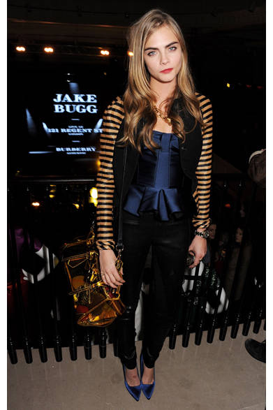 30 <strong>Cara Delevingne|カーラ・デルヴィーニュ</strong><br /><br />
ロンドンでおこなわれたバーバリーのライブイベントに、スタイルアイコンとして注目を集めるモデルのカーラ・デルヴィーニュが登場。ぺプラムがポイントのフェミニンなトップスにボーダーを組み合わせ、カジュアルダウン。小物で取り入れたメタリックゴールドがエッジを効かせる。