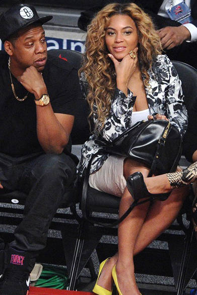 23 <strong>Beyoncé Giselle Knowles|ビヨンセ・ジゼル・ノウルズ</strong><br /><br />
2013年2月17日に米ヒューストンのトヨタセンターで開催されたNBAオールスターゲームで、ビヨンセがサンローランのアイコンバッグ「DUFFLE12」 を持って登場。<br /><br />
サンローラン バイ エディ・スリマン<br />
DUFFLE 12(ダッフル 12)<br />
27万8250円<br /><br />
イヴ・サンローラン<br />
Tel. 0570-016655<br />
YSL.COM<br />
www.ysl.com<br /><br />
Photo Courtesy of Saint Laurent
