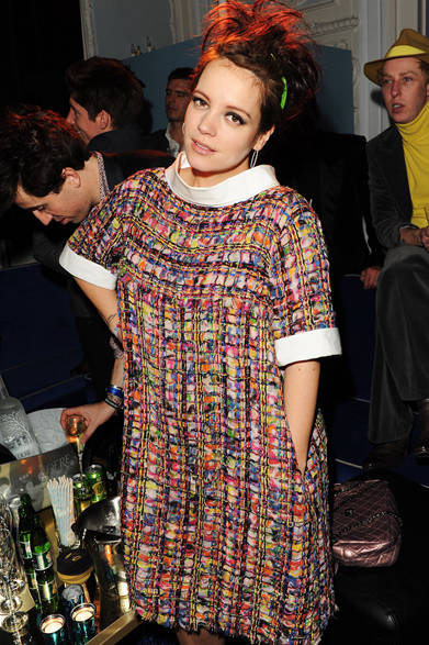 21 <strong>LILY ALLEN|リリー・アレン</strong><br /><br />
2013年2月20日にロンドンで開催された、英国アカデミー賞授賞式にて。歌手のリリー・アレンは、シャネル2013年春夏プレタポルテコレクションから、マルチカラーのドレスを選んだ。<br /><br />
©CHANEL