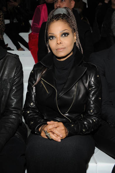 19 <strong>JANET JACKSON|ジャネット・ジャクソン</strong><br /><br />
ヴェルサーチの2013年秋冬コレクションの会場を訪れたジャネット・ジャクソン。ヴェルサーチの、メデューサ・スタッズのほどこされたレザージャケットをスタイリングしているのはさすが!