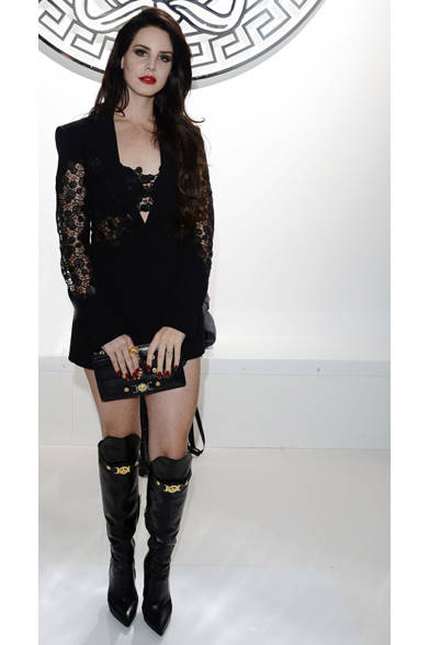 17 <strong>LANA DEL REY|ラナ・デル・レイ</strong><br /><br />
ラナ・デル・レイは、ヴェルサーチの2013年春夏からレースブラックジャケット、レーストップ、ショーツ、定番のブラックブーツとクラッチバッグで、オールブラックのクールな着こなし。