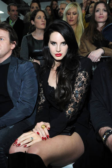 16 <strong>LANA DEL REY|ラナ・デル・レイ</strong><br /><br />
2013年2月22日(金)、ミラノで開催されたヴェルサーチの2013年秋冬コレクションで、ラナ・デル・レイをキャッチ!