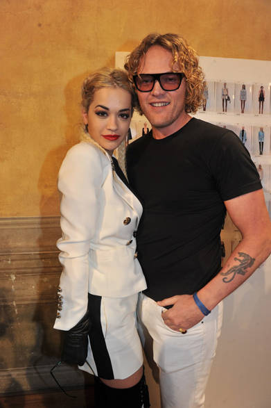 14 <strong>RITA ORA & PETER DUNDAS|リタ・オラ&ピーター・デュンダス</strong><br /><br />
リタ・オラと、エミリオ・プッチのデザイナーであるピーター・デュンダスとのツーショット。エミリオ・プッチでは、リタ・オラのツアー衣装も製作するなど、密な関係。